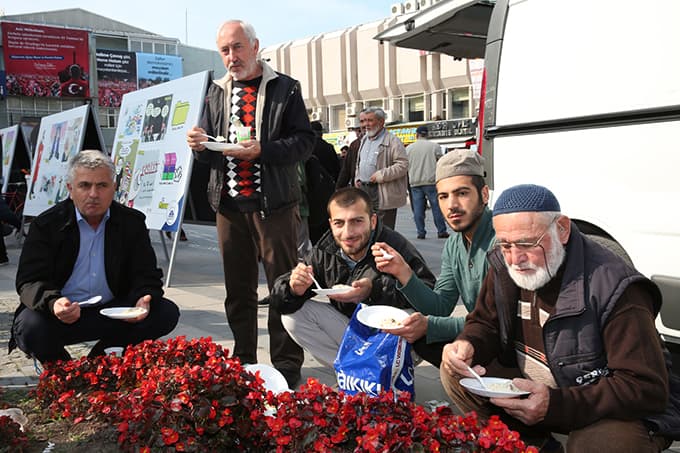 15 Temmuz sergisi sonrası Aşure ikramı yapıldı