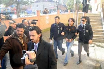 <font face="Arial" size="2">Eroğlu'nun bomba d&uuml;zeneği yapmayı internetten &ouml;ğrendiğini s&ouml;ylediği &ouml;ğrenildi. Zanlının plastik su borularının i&ccedil;inden kablo ge&ccedil;irdiği ve bu kabloları macun bulamadığı i&ccedil;in hamurla sıkıştırdığı belirtildi. Kabloları cep telefonuna bantlayan zanlının bomba s&uuml;s&uuml; verdiği d&uuml;zeneği beline asarak bankaya girdiği ifade edildi. </font><p><font face="Arial" size="2">Eroğlu, sorgusunun ardından geniş g&uuml;venlik &ouml;nlemleri altında doktor kontrol&uuml; i&ccedil;in Erenler Sağlık Ocağı'na getirildi. Zanlı, sağlık ocağına getirilişi sırasında gazetecilerin sorularını cevaplamadı. Eroğlu, daha sonra adliyeye sevk edildi. </font></p><p><font face="Arial" size="2">Haberin İlk Ayrıntıları İ&ccedil;in </font><a href="../../../others/haber.php?xnumber2=20862"><font face="Arial" size="2">Tıklayın.</font></a></p>