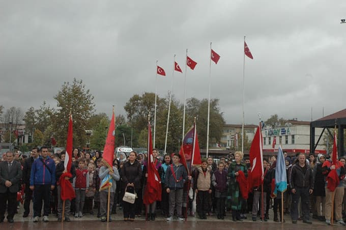 Cumhuriyet Bayramı kutlamaları çelenkle başladı
