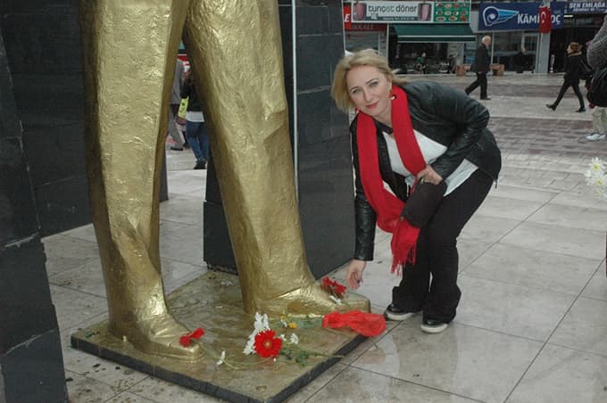 Atatürk Anıtı'na çiçek bıraktılar