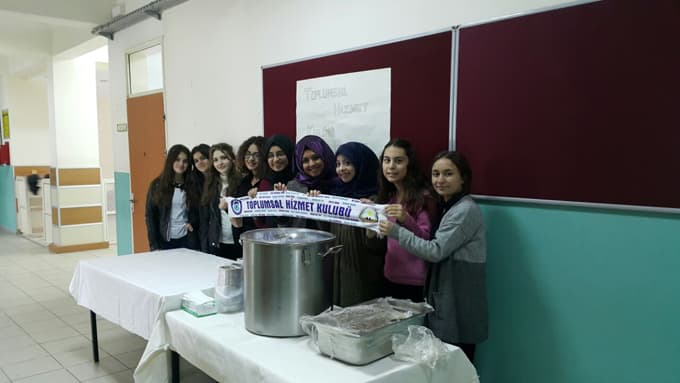 Öğretmenlerine aşure ikramında bulundular