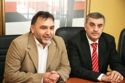 <font size="2"><font face="Arial"><strong><font color="#000000">Sakaryamız G&uuml;zel Hizmetlere Kavuşur</font></strong><br /><br />Hendek Belediye Başkanı Ali İnci ise Sakarya'ya &ccedil;ok g&uuml;zel hizmetler yapacaklarını belirterek, <font color="#333399">&ldquo;<strong>Zeki başkan bizim ağabeyimizdir.</strong> B&uuml;y&uuml;kşehir belediye başkan adaylığı kendisine tevdi edildi. Allah başarılar nasip eder inşallah. Başarılı olacağına da inanıyoruz, biz başkanımızın yanındayız. Bize d&uuml;şen g&ouml;rev ne ise yapacağız. Kendisi inşallah se&ccedil;imleri kazanıp b&uuml;y&uuml;kşehir belediye başkanı olacaktır. Allah hayırlı ve g&uuml;zel hizmetler yapmayı nasip etsin. Belediye başkanı olduğu zamanda biz kendisiyle birlikte olacağız. Sakaryamıza daha g&uuml;zel hizmetler yapabilmek i&ccedil;in hep birlikte elimizden gelen t&uuml;m gayreti ortaya koyacağız. Sakarya halkımıza Zeki başkanımızın adaylığı hayırlı olsun.<strong> Zeki başkanımız yalnız değildir. Biz bir ekibin par&ccedil;alarıyız. Hep birlikte &ccedil;ok g&uuml;zel hizmetlere imza atacağız.</strong> İnşallah Sakarya halkımız &ccedil;ok y&uuml;ksek bir oyla Zeki başkanımızı belediye başkanı se&ccedil;er ve Sakaryamız g&uuml;zel hizmetlere kavuşur&rdquo;</font> diye konuştu.</font></font>
