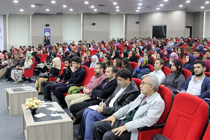 SAÜ, ünlü yazarı misafir etti