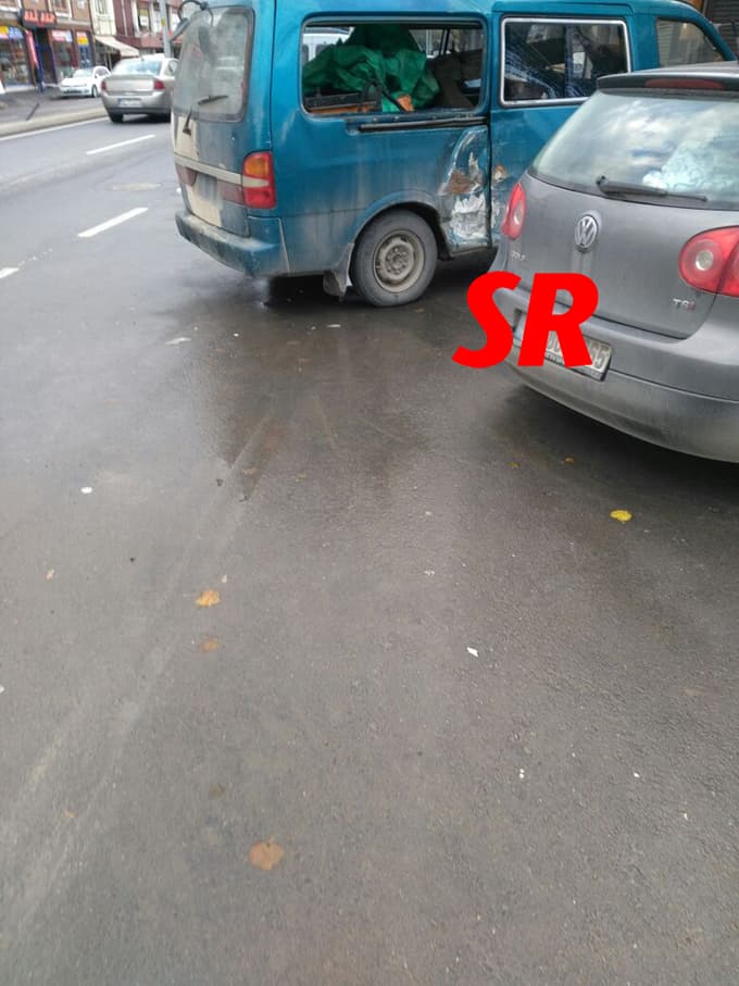 Karaağaç Caddesi'nde kaza! Panelvanlar çarpıştı