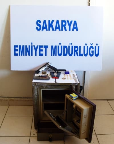 <font face="Arial" size="2">G&ouml;zaltına alınan ş&uuml;phelilerin evlerinde ve otolarında yapılan aramada, 23 adet MKE yapımı dolu fişek elde edilmiş, 1 adet tornavida, 1 adet deri eldiven ile 1 adet y&uuml;n eldiven ele ge&ccedil;irilmişti.&nbsp;<br /><br />Şahıslar, sorgularının ardından adliyeye sevk edildi.&nbsp;&nbsp; </font>