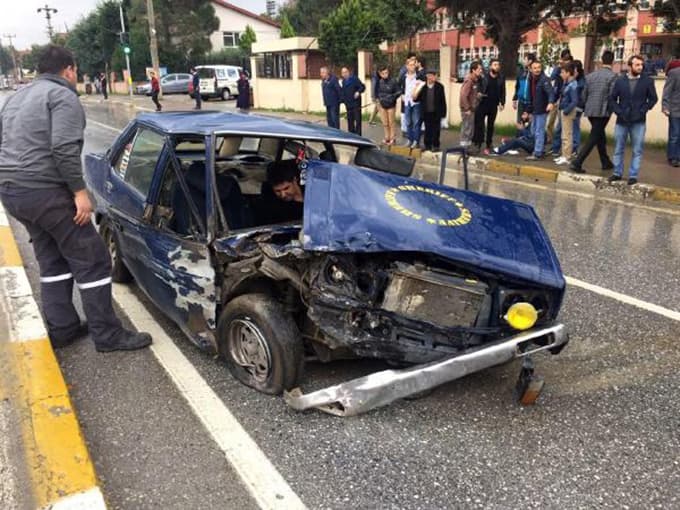 Aracın kaportası, çarptığı otomobilin kapısına yapıştı