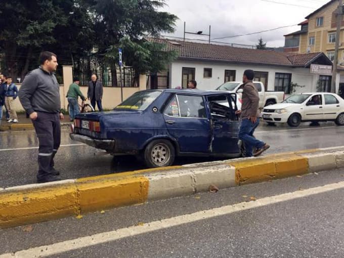 Aracın kaportası, çarptığı otomobilin kapısına yapıştı