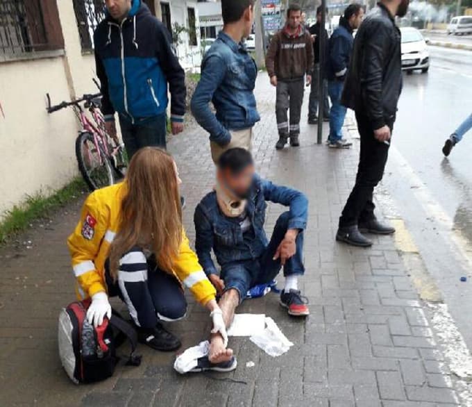 Aracın kaportası, çarptığı otomobilin kapısına yapıştı