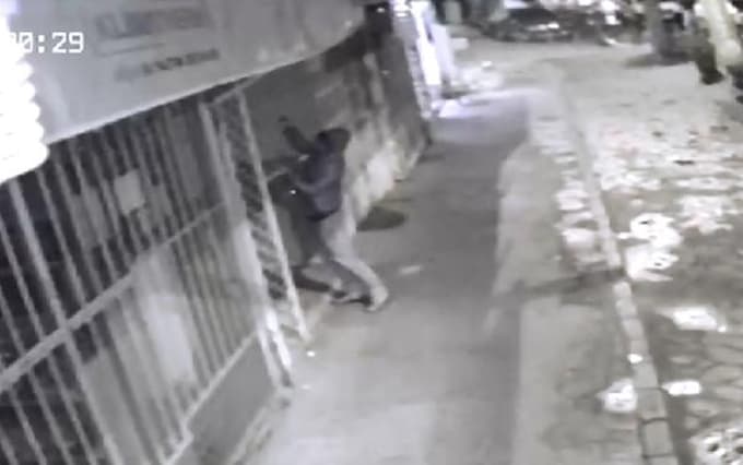 Katlı Pazar'daki hırsız kameralara yakalandı