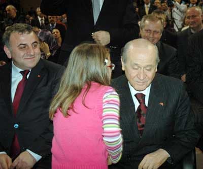 <font face="Arial" size="2"><strong><font color="#000000">Bu Gidişat İyi Değil</font></strong><br /><br />Eskiden emperyalistlerin g&uuml;n&uuml;m&uuml;zde k&uuml;resel g&uuml;&ccedil;lerin kendilerine engel olacağını bildiği MHP iktidarını engellediğini belirten Bah&ccedil;eli, s&ouml;zlerini ş&ouml;yle s&uuml;rd&uuml;rd&uuml;: <font color="#333399">&quot;Artık başkalarının oyununu bozmak lazım. İşte bunların nasıl oyun oynadığını g&ouml;r&uuml;yorsunuz. Bunlar i&ccedil;in hi&ccedil; bir &ouml;l&ccedil;&uuml; kalmamış. Bu nasıl bir anlayış. Bu nasıl bir kibir. Bu ne kadar b&uuml;y&uuml;k bir hırstır. Onun i&ccedil;in AKP'lilere de sesleniyorum. Bu gidişat hayra işaret değil. Kendimize &ccedil;eki d&uuml;zen vermek i&ccedil;in Tayyip Erdoğan Bey'e biraz uyarı yapmak ayaklarını yere bastırmak lazımdır. Yoksa sayın Başbakan ya hava alanında ya havada veya başka &uuml;lkelerde dolanıp duruyor, oralardan &uuml;lkeye y&ouml;netmeye kalkıyor. Bundan dolayı bu se&ccedil;imlerde AKP oy kaybetmeli. Bu se&ccedil;imlerde AKP'nin alternatifini ortaya koymalı.&quot;&nbsp;</font></font>