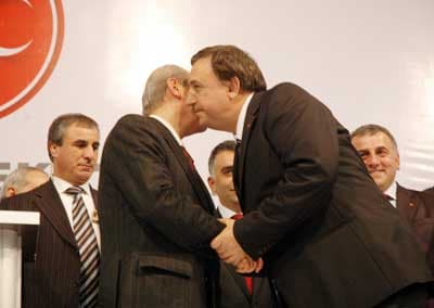 <font face="Arial" size="2">Ardından belediye başkan adayları k&uuml;rs&uuml;ye gelerek Devlet Bah&ccedil;eli ile toplu fotoğraf &ccedil;ektirdi. Bah&ccedil;eli, partisinin Sakarya B&uuml;y&uuml;kşehir Belediye Başkan adayı Enver To&ccedil;oğlu'nun amcasının oğlu AK Parti Sakarya B&uuml;y&uuml;kşehir Belediye Başkan adayı Zeki To&ccedil;oğlu'nu&nbsp;&nbsp; <br />MHP'ye davet etti.&nbsp; </font>