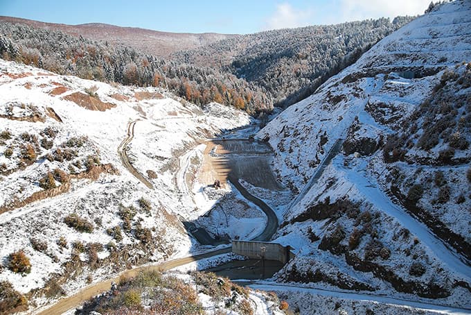 Kar yağışına rağmen, çalışmalara devam ediliyor