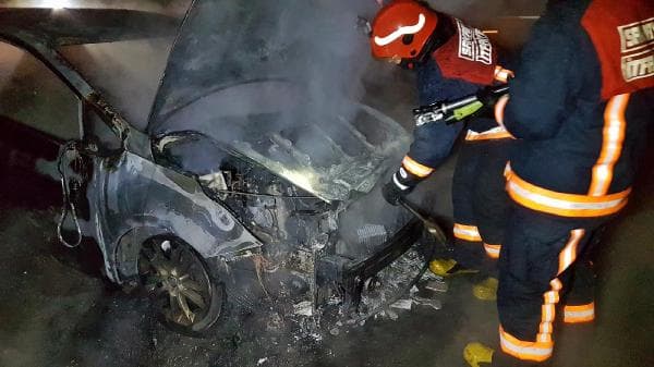 Hareket halindeyken alev alan otomobil, cayır cayır yandı
