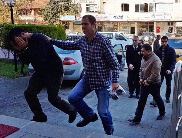 Otoyolu trafiğe kapatıp hırsızları yakaladılar