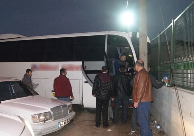 Kamyonetle yolcu otobüsü çarpıştı!