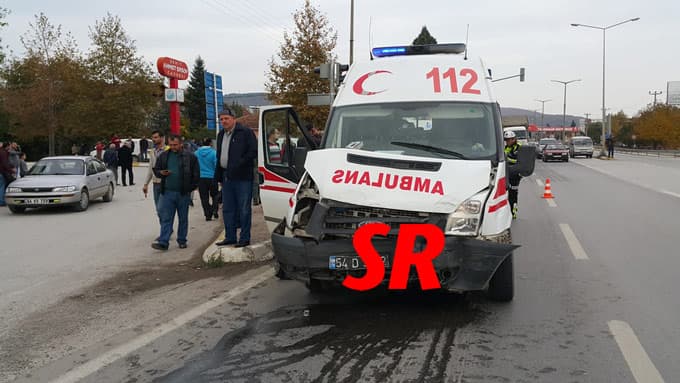 Yaralıyı hastaneye yetiştirmeye çalışan ambulans...