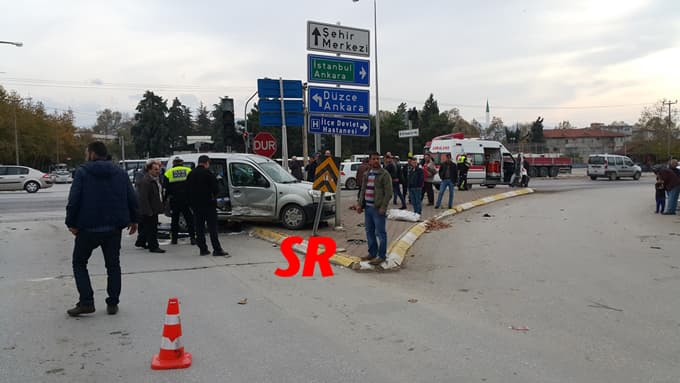 Yaralıyı hastaneye yetiştirmeye çalışan ambulans...