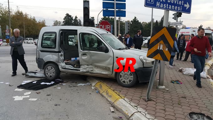 Yaralıyı hastaneye yetiştirmeye çalışan ambulans...