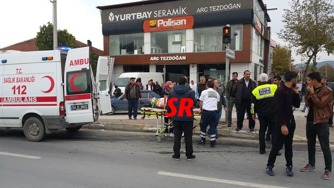 Yaralıyı hastaneye yetiştirmeye çalışan ambulans...