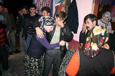 <p><font face="arial,helvetica,sans-serif" size="2">Tahliye sevinci yaşayan &Uuml;nl&uuml;t&uuml;rk, CİHAN muhabirine yaptığı a&ccedil;ıklamada, tahliye olduğu i&ccedil;in &ccedil;ok mutlu olduğunu s&ouml;yledi. &Ccedil;ok b&uuml;y&uuml;k haksızlığa uğradığını belirten &Uuml;nl&uuml;t&uuml;rk, cezaevindeyken eşini ve &ccedil;ocuklarını &ccedil;ok &ouml;zlediğini ifade etti. Tahliye olmayı hi&ccedil; beklemediğini vurgulayan &Uuml;nl&uuml;t&uuml;rk, <font color="#333399">&quot;Adalet yerini buldu ve serbest bırakıldım. T&uuml;rk adaletine g&uuml;veniyorum. Kaderde cezaevine girmek de varmış. Cezaevinde sağolsunlar gardiyanlar, jandarma ve savcı bey &ccedil;ok ilgilendiler. İ&ccedil;erde durumum &ccedil;ok iyiydi. Ailemi &ccedil;ok &ouml;zlemiştim. Onlara kavuştuğum i&ccedil;in &ccedil;ok mutluyum. &Ccedil;ok b&uuml;y&uuml;k haksızlığa uğradım. Bu olay beni etkiledi. Evrak &uuml;zerinde ne su&ccedil; işlediğimi dahi bilmiyorum. Tahliye olacağımı tahmin etmiyordum. Ben yasak olan bir şeyi yapmış bir insan değilim.&quot;</font> dedi. </font></p><p><font face="arial,helvetica,sans-serif" size="2">Bektaş &Uuml;nl&uuml;t&uuml;rk, ge&ccedil;en yıl ehliyet i&ccedil;in adliyeye sabıka kaydı &ccedil;ıkartmaya gittiğinde 'karşılıksız &ccedil;ek vermek ve nitelikli dolandırıcılık' su&ccedil;larından sabıkalarının bulunduğunu &ouml;ğrenmişti. Adli sicil kaydında İstanbul, Bursa, Uşak ve Edremit mahkemelerince hakkında kesinleşmiş hapis ve para cezaları bulunan &Uuml;nl&uuml;t&uuml;rk, Uşak Asliye Ceza Mahkemesi'nin verdiği 160 g&uuml;nl&uuml;k hapis cezası nedeniyle 17 Ocak'ta tutuklanmıştı.</font></p>