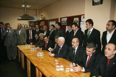 <font face="Arial" size="2">Yerel se&ccedil;imlerde diğer partilerin Erenler'de şanslarının olmadığını s&ouml;yleyen Erenler Belediye Başkanı Cavit &Ouml;zt&uuml;rk, belediye meclis &uuml;yeliğini de yirmibeşe sıfır kazanacaklarını iddia etti. Daha sonra &Ccedil;aybaşılılara hitap eden AK Parti Sakarya B&uuml;y&uuml;kşehir Belediye Başkan Adayı Zeki To&ccedil;oğlu, belediyeciliğin Ak kadroların işi olduğunu s&ouml;yledi. Zeki To&ccedil;oğlu, &quot;Ayinesi iştir kişinin lafa bakılmaz derler. AK Partili belediyelerin yaptıkları ortada. AK Parti h&uuml;k&uuml;metinin yaptığı ortada. Belediyecilik bizim işimizidir. Sakarya'yı daha da ilerilere g&ouml;t&uuml;rmek i&ccedil;in se&ccedil;imleri kazanacağız ve hizmet yarışına başlayacağız. Biliyorsunuz h&uuml;k&uuml;metimizi zor duruma d&uuml;ş&uuml;rmek isteyenlerde var. Onlara inat oylarımıza daha da artıracağız. Bu g&uuml;zel atmosfer aslıda her şeyi ortaya koyuyor. Hepinize teşekk&uuml;r ediyorum&quot; dedi.<br /><br />Zeki To&ccedil;oğlu'ndan sonra bir konuşma yapan Sakarya B&uuml;y&uuml;kşehir Belediye Başkanı Aziz Duran ise <strong><font color="#333399">&quot;Zeki başkanın yanındayız' mesajı verdi. Sakarya'da yapılan hizmetlere de değinen Başkan Duran, &quot;Biz Sakarya'da yapılamaz denilen hizmetleri yaptık. &Ccedil;ok &ouml;nemli projeleri hayata ge&ccedil;irdik. Halen devam eden projelerimiz de var. &Ouml;rneğin Katı Atık Depolama Tesisi'miz artık faaliyete ge&ccedil;iyor. Hepinizin bildiği gibi &ccedil;ok modern bir terminal yapıyoruz. Onun &ccedil;alışmaları da hızla devam ediyor. Yani Sakarya'nın deprem yaşamasına rağmen gelişmişlik konusunda yarışamayacağı il yoktur. Tabi biz 15 senedir bu şehre hizmet ediyoruz. Şimdi g&ouml;revi g&ouml;n&uuml;l rahatlığı i&ccedil;erisinde Zeki kardeşimize devredeceğiz. Biz kendisinin yanındayız. D&uuml;n başbakanımızla g&ouml;r&uuml;şt&uuml;m ve dedim ki inşallah oylarımızı Sakarya'da daha artıracağız. Bunun i&ccedil;in herkese g&ouml;rev d&uuml;ş&uuml;yor. El birliği ile &ccedil;alışmalıyız. Bu g&uuml;zel program i&ccedil;in hepinize teşekk&uuml;r ediyorum&quot;</font></strong> diye konuştu.</font>