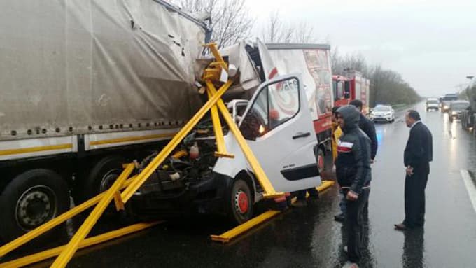 Kamyonet TIR'a çarptı: 1 ölü, 2 yaralı