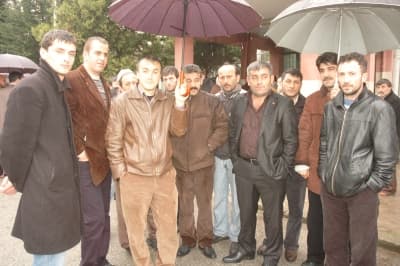 <font face="Arial" size="2"><strong><font color="#000000">Teketaban Neresi Yazılı K&ouml;y&uuml; Neresi?</font></strong><br /><br />Yazılı K&ouml;y&uuml; Muhtarı Şaban S&uuml;leyman, k&ouml;yl&uuml;lerle birlikte Sakarya Adliyesi'ne gelerek basın a&ccedil;ıklaması yaptı. S&uuml;leyman, yaptığı a&ccedil;ıklamada, ş&ouml;yle konuştu:<font color="#333399"> &quot;Teketaban k&ouml;yl&uuml;leriyle &ccedil;ok b&uuml;y&uuml;k sıkıntımız var. 100 tane hayvanı olan insan var. Bunlar hayvanlarını getirip bizim arazilerimizin tellerini makasla kestikten sonra a&ccedil;ıyorlar. Vatandaşlarımız onlara gittiği zaman tehdit ediyorlar. Silahla tehdit ediyorlar. Bunlarla ilgili sıkıntımız var. D&uuml;n gene gelmişler. Hayvanlarını bizim k&ouml;ye atmışlar. Teketaban neresi Yazılı k&ouml;y&uuml; neresi?&quot;</font></font>