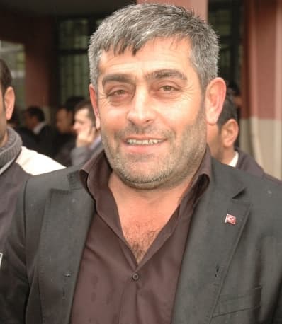 <font face="Arial" size="2"><strong><font color="#000000">Orakla Bir Vatandaşımızı Yaralamışlardı</font></strong><br /><br />K&ouml;y&uuml;n bah&ccedil;elerinin tellerinin kesildiğini, hayvanların burada otlatıldığını anlatan S&uuml;leyman, ş&ouml;yle konuştu: </font><font size="2"><font face="Arial"><font color="#333399">&quot;Sonra da vatandaşları tehdit ediyorlar. D&uuml;n yine aynı şekilde oldu. Hayvanlar k&ouml;y meydanına indi. K&ouml;yl&uuml;ler de onlara karşı &ccedil;ıktı, 3 kişi birden silah &ccedil;ekiyor. K&uuml;frettiler. Ardından ateş ederek gidiyorlar. Daha &ouml;nce de benzer olaylar oldu. Orakla bir vatandaşımızı yaralamışlardı. Yetkilileri g&ouml;reve davet ediyorum.&quot;&nbsp;<br /></font><br />İfadelerinin ardından beş kişi, tutuklanmak talebiyle n&ouml;bet&ccedil;i mahkemeye sevk edildi. Şahıslar, tutuksuz yargılanmak &uuml;zere serbest bırakıldı.&nbsp; </font></font>