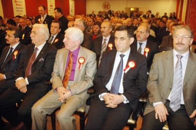 <p><font size="2"><font face="Arial">T&uuml;rkiye'nin d&uuml;nyanın 17., Avrupa'nın 6. en b&uuml;y&uuml;k ekonomisi olarak d&uuml;nya literat&uuml;r&uuml;nde &ouml;nemli bir yere sahip olduğunu belirten Vardan, s&ouml;zlerine ş&ouml;yle devam etti:<font color="#333399"> &quot;Avrupa ve Amerika'da alınmış ve alınacak tedbirler sayesinde 2009 yılının ikinci yarısından itibaren d&uuml;zl&uuml;ğe &ccedil;ıkabileceğimizi &uuml;mit ediyoruz. &Ouml;n&uuml;m&uuml;zde bir fırsat var.&quot;</font>&nbsp;&nbsp;&nbsp;</font></font></p><p><font size="2"><font face="Arial"><strong><font color="#333399">T&uuml;rkiye'nin bulunduğu coğrafyada komşuları arasında ekonomik ve teknolojik olarak en b&uuml;y&uuml;k &uuml;lke olduğunu anlatan Vardan, s&ouml;zlerini ş&ouml;yle tamamladı:</font></strong> &quot;Biz onlardan &ccedil;ok daha iyi şeyler yapabilir durumdayız. Toyota ve Ford &uuml;lkemizde otomobil &uuml;retip satıyorsa, teknolojik olarak bir yerlere gelmiş durumdayız demektir. İş&ccedil;ilik bedelimiz y&uuml;ksek ama Avrupa ile mukayese edildiğinde halen d&uuml;ş&uuml;k. Şu an &uuml;lkemizde faaliyet g&ouml;steren firmaların Avrupa'daki rakipleri iflas etti fabrikalarını kapatmak zorunda kaldı. Ne yapmamız gerekiyor? Yapılacak yatırımları bug&uuml;nden yapmak en doğru iş. Zaten her şey ucuz. rahatlıkla yatırım yapabiliriz. İnsanların ihtiya&ccedil;ları biter mi? İhtiya&ccedil;lar hi&ccedil;bir zaman sıfır olmayacak. B&uuml;t&ccedil;elerimizi ayarladığımızı d&uuml;ş&uuml;n&uuml;yorsak, yatırımlarımıza devam edelim. Bu yatırımlar bize artı değer olarak d&ouml;necektir.''&nbsp; </font></font></p>