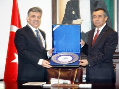 <font size="2"><font face="Arial"><strong><font color="#000000">Hatıralarımı Canlandırmaktan Mutluyum</font></strong><br /><br />Sakarya'nın &ccedil;ok &ccedil;alışkan insanları olduğunu anlatan G&uuml;l, ş&ouml;yle konuştu: </font></font><font size="2"><font face="Arial"><font color="#333399">&quot;Ayrıca, Sakarya t&uuml;m T&uuml;rk halkının g&ouml;nl&uuml;nde 1999 yılındaki maalesef &ccedil;ok b&uuml;y&uuml;k tabii afetle ayrı bir yer edinmiştir. Ama bug&uuml;n Sakarya'nın tekrar imar edildiğini, yapıldığını, yepyeni bir Sakarya'nın ortaya &ccedil;ıktığını herkes g&ouml;r&uuml;yor. Ben de bunları gezdiğim yerlerde g&ouml;receğim. Sakarya'yı ziyaret etmekten, değişik yerleri g&ouml;rmekten, eski hatıralarımı canlandırmaktan mutluyum. Burada beraber &ccedil;alıştığım bir&ccedil;ok arkadaşım da var onlar da burada. Bundan &ccedil;ok b&uuml;y&uuml;k memnuniyet duyuyorum ve kıvan&ccedil; duyuyorum.&quot; <br /></font><br />Bir gazetecinin <font color="#333399">&quot;prefabrik okulların sorununu &ccedil;&ouml;zmek i&ccedil;in yardımcı olur musunuz?&quot;</font> sorusuna G&uuml;l,<font color="#333399"> &quot;Buranın problemlerini g&ouml;receğiz ve &ccedil;&ouml;z&uuml;m &uuml;reteceğiz. Dediğiniz şey de bunların i&ccedil;inde olabilir&quot;</font> cevabını verdi.<br /></font></font>