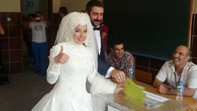 Ak Parti'nin acı kaybı! Gelinliği ile oy vermişti