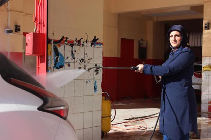 Araç temizliğine kadın eli değdi
