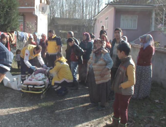 Evin çatısında çıkan yangın hasta kadını etkiledi
