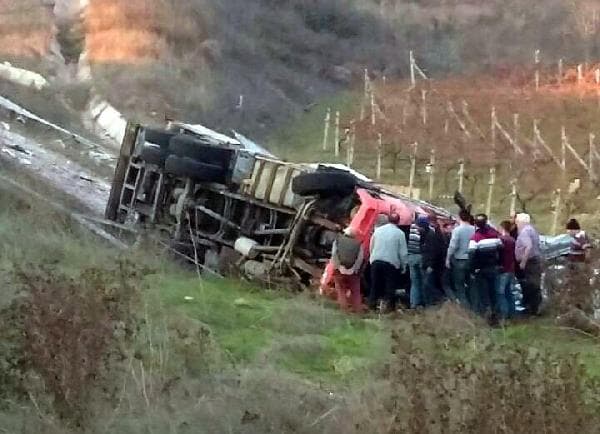 Kamyon uçuruma yuvarlandı, sürücü öldü