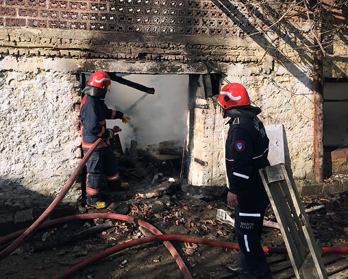 2 katlı kerpiç ev kül oldu