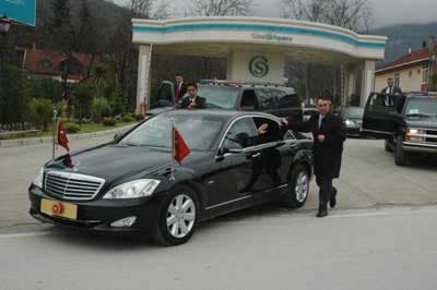 <font face="Arial" size="2">Cumhurbaşkanı Abdullah G&uuml;l korumalar, polis ara&ccedil;ları, ambulans ve sivil ara&ccedil;lardan oluşan uzun bir konvoyla otelden &ccedil;ıkış yaptı. Otelin kapısı &ouml;n&uuml;nde saatlerce bekleyen vatandaşlar, otelden &ccedil;ıkan Cumhurbaşkanı G&uuml;l'e sevgi g&ouml;sterisinde bulundu. Kalabalığın arasında G&uuml;l'&uuml; g&ouml;rmek isteyen yaşlı bir adam makam aracının &ouml;n&uuml;ne atladı.<br /></font>