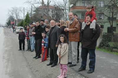 <font face="Arial" size="2">Yaşlı adam korumalar tarafından engellenirken, G&uuml;l de vatandaşlara aracının camını a&ccedil;arak el salladı. Kısa s&uuml;re duraklayan konvoy Ankara'ya hareket ederken, Cumhurbaşkanı G&uuml;l'&uuml; g&ouml;rmek isteyen yaşlı adam, <font color="#333399">&quot;D&uuml;n elini tutamadım. Ama bug&uuml;n aracına dokundum. Y&uuml;z&uuml;n&uuml; de yakından g&ouml;rd&uuml;m. &Ccedil;ok mutluyum&quot;</font> dedi.&nbsp; </font>
