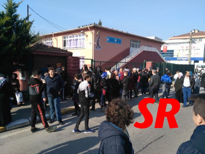 Öğrenciler içeride, veliler dışarıda terledi