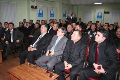 <font face="arial,helvetica,sans-serif" size="2"><strong>On Binlerce &Ccedil;alışan İşinden Oldu</strong><br /></font><font color="#333399"><br /><font face="arial,helvetica,sans-serif" size="2">&quot;D&uuml;nyada, finansal alanda bağlaşan ve giderek t&uuml;m sekt&ouml;rleri etkileyen ekonomik kriz, ne yazık ki &uuml;lkemizde de etkisini sert bir bi&ccedil;imde g&ouml;stermeye başladı&quot;</font></font><font face="arial,helvetica,sans-serif" size="2"> diyen Kumlu, &quot;T&uuml;rk-İş'e bağlı sendikalarımızın &ouml;rg&uuml;tl&uuml; olduğu bazı işkollarında işten &ccedil;ıkarmalar, &uuml;cretsiz izin uygulamaları ve d&uuml;ş&uuml;k &uuml;crete razı etme gibi girişimler son g&uuml;nlerde arttı. T&uuml;rkiye'de son 20 yılda yaşanan b&uuml;t&uuml;n krizlerin bedelini &ccedil;alışanlar &ouml;dedi. &Ouml;zelikle 2004 yılında yaşanan kriz sonucunda, on binlerce &ccedil;alışan işinden oldu. Ne yazık ki, ge&ccedil;mişte yaşanan bu krizlerde olduğu gibi bug&uuml;n de krizin bedeli &ccedil;alışanlara &ouml;detilmek isteniyor. Her d&ouml;nemde olduğu gibi bu d&ouml;nemde de ortaya &ccedil;ıkan kriz fırsat&ccedil;ıları, yine &ccedil;eşitli bahanelerle iş&ccedil;ileri sokağa atmaktan &ccedil;ekinmiyor&quot; diye konuştu.</font>