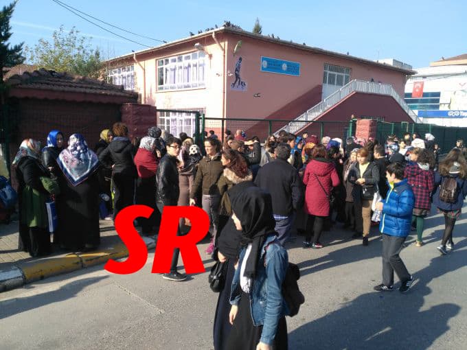 Öğrenciler içeride, veliler dışarıda terledi