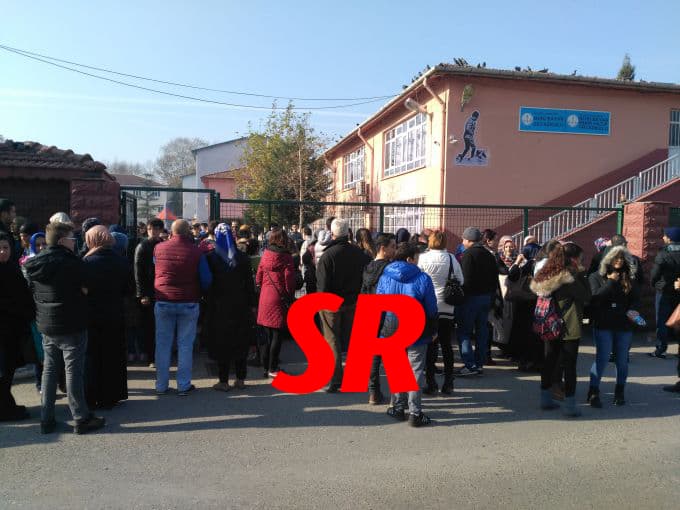 Öğrenciler içeride, veliler dışarıda terledi
