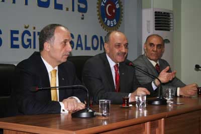 <font face="Arial" size="2"><strong>B&ouml;yle Devam Etmemeli</strong></font><br /><br /><font size="2"><font face="Arial"><font color="#333399">&quot;Oysa her fırsatta dile getirdiğimiz gibi, bu d&ouml;nemde yapılan işsizleştirme, sistem a&ccedil;ısından bir intihardır&quot;</font> diyen Kumlu, şunları kaydetti: &quot;Krizden &ccedil;ıkışın yolunu iş&ccedil;ileri işten &ccedil;ıkartmakta bulan işverenler b&uuml;y&uuml;k hata yapıyorlar. D&ouml;nem işsizleştirme değil, istihdamı genişletme ve &uuml;retimi artırma d&ouml;nemidir. Ancak sermaye &ccedil;evrelerinin amacı ne yazık ki, istihdam yaratmak değil, mevcut istihdamı daraltarak iş&ccedil;ilik &uuml;zerinden maliyetleri azaltmak ve karlarına kar katmaktır. Kriz fırsat&ccedil;ılığını alışkanlık haline getiren, servetlerine servet katmak i&ccedil;in puslu havaları bekleyen ve bunu h&uuml;k&uuml;metlere karşı bir koz olarak kullanmak isteyen bazı sermaye &ccedil;evrelerinin ve onların destek&ccedil;isi bir kısım medya, krizi kronik hale getirmek, bunun &uuml;zerinden kendilerine rant sağlamak i&ccedil;in &ccedil;abalıyor. T&uuml;rkiye bu oyunları son 50 yıldır yaşıyor. Unutmayalım ki, her kriz d&ouml;neminde ortalığı yıkanlar, bağırıp &ccedil;ağıranlar, krizlerden g&uuml;&ccedil;lenerek ve b&uuml;y&uuml;yerek &ccedil;ıktılar. &Ccedil;&uuml;nk&uuml; bir yandan bedel &ccedil;alışanlara &ouml;detildi, diğer yandan siyaseti istedikleri gibi şekillendirme imkanını buldular. Bu durum b&ouml;yle devam etmemeli. Yaşananlardan t&uuml;m kesimler ve &uuml;lkemiz olumsuz etkileniyor. Krizler, bazı kesimlerin fırsat&ccedil;ılığı ve &ccedil;ığırtkanlığıyla değil, birlikte &ccedil;&ouml;z&uuml;mler &uuml;reterek ve k&uuml;lfeti hep birlikte g&ouml;ğ&uuml;sleyerek aşılacak.&quot;</font></font>