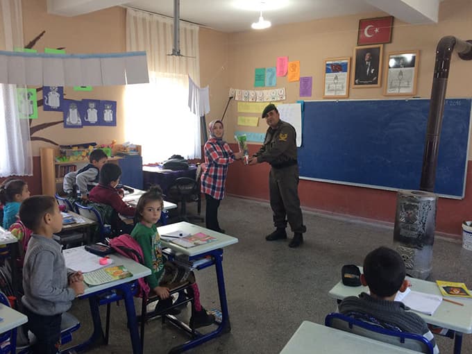 Jandarma, öğretmenler gününü kutladı