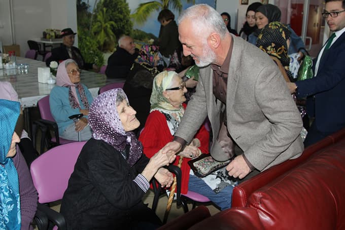 Sapanca Belediyesi'nden Huzurevi sakinlerine moral günü