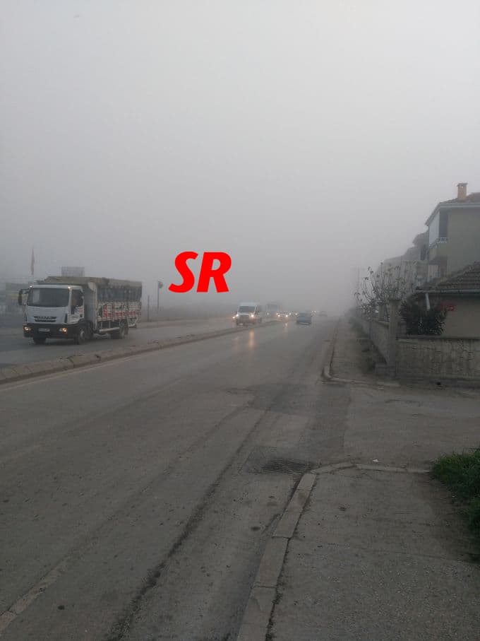 Yoğun sis nedeniyle göz gözü görmedi