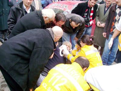 Yolun Karşısına Geçmeye Çalışırken Otomobil Çarptı