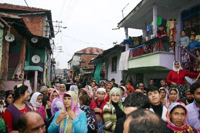 Barakada Çıkan Yangından Kurtulmayı Başardılar