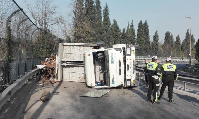 Devrilen kamyon, TEM bağlantı yolunu kapattı