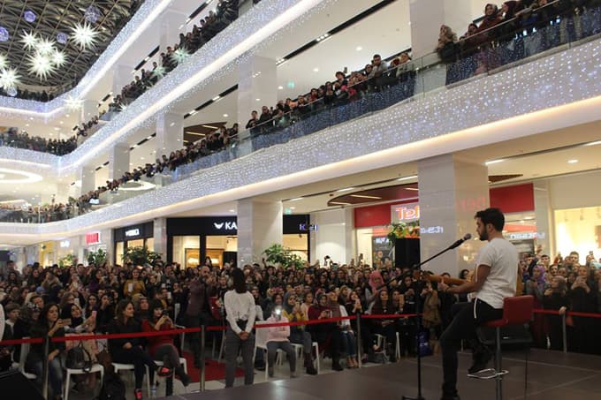 Agora AVM'de İlyas Yalçıntaş rüzgarı esti