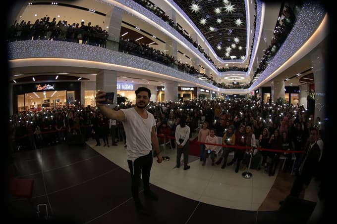 Agora AVM'de İlyas Yalçıntaş rüzgarı esti